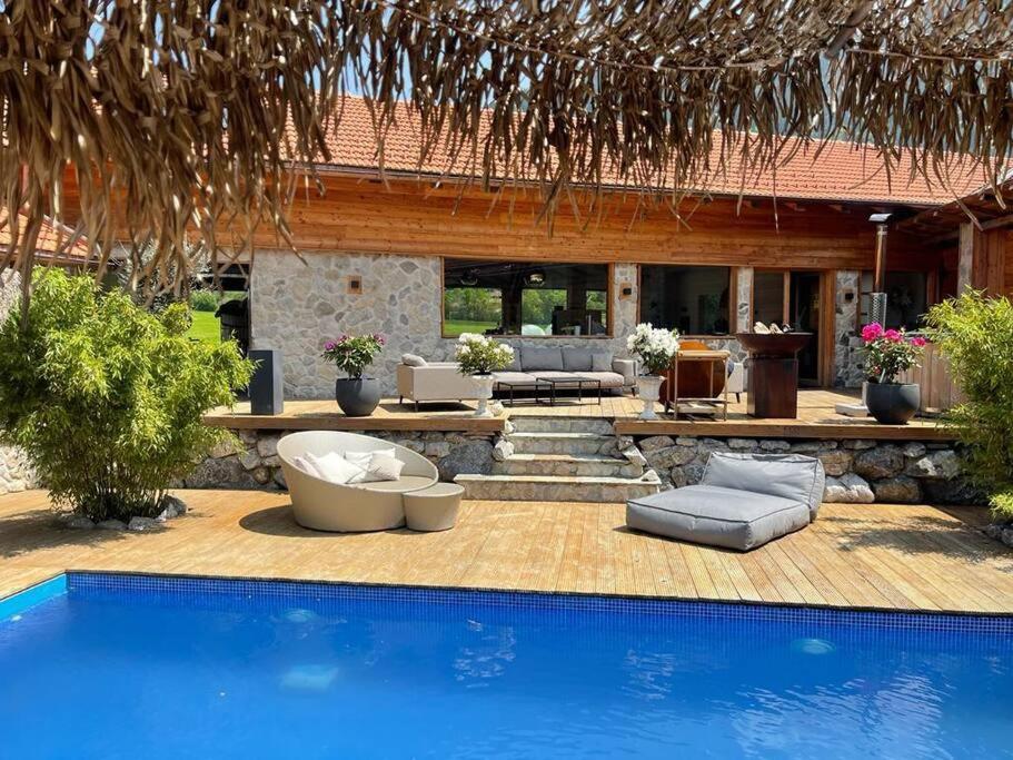 ein Resort mit Pool neben einem Haus in der Unterkunft Exklusive Alpen Lounge Bayrischzell in Bayrischzell