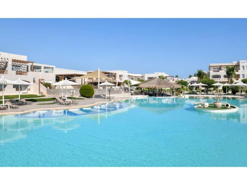 The swimming pool at or close to Iberotel Casa Del Mar Resort