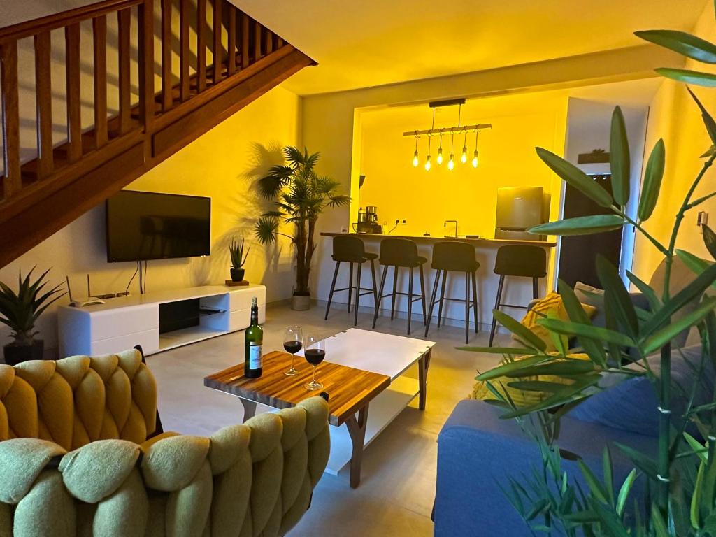 Ô Ti' Lodge Vanilla في Bras-Panon: غرفة معيشة مع أريكة وطاولة