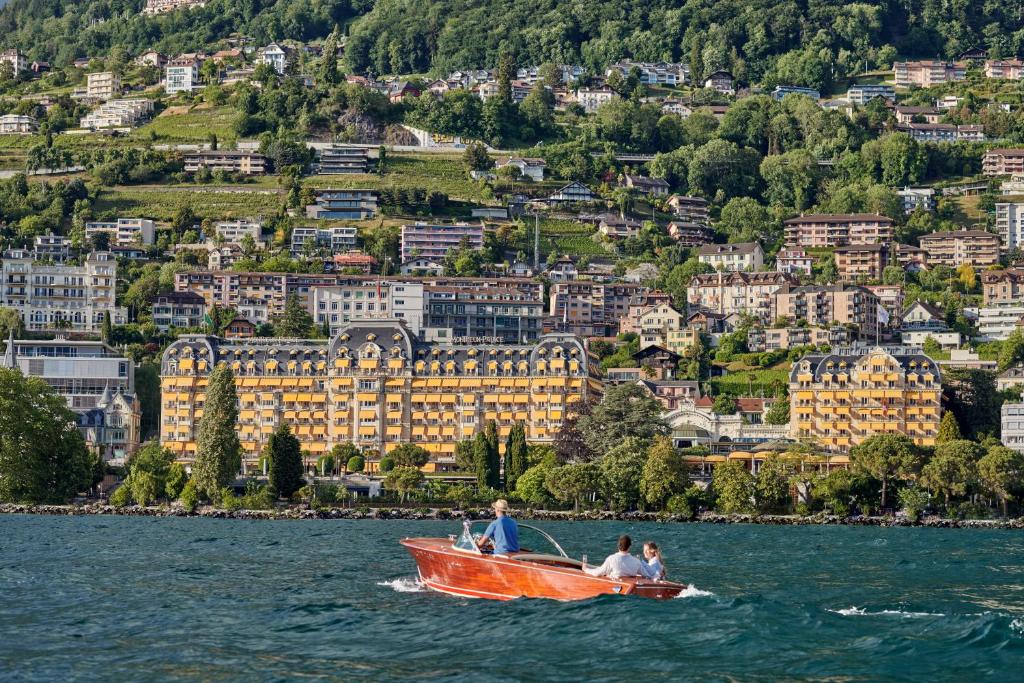 um grupo de pessoas em um barco na água em Fairmont Le Montreux Palace em Montreux