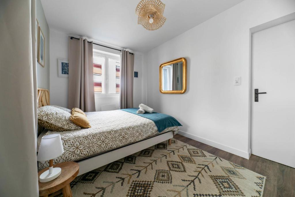a bedroom with a bed and a window at Résidence Léon Blum - Appartements design - Parking in Clermont-Ferrand