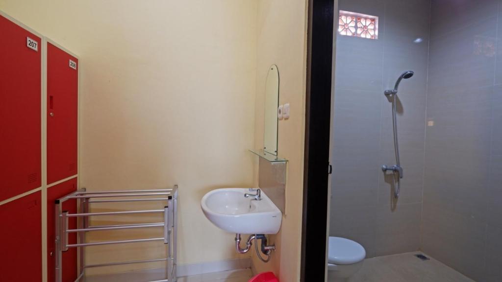 Koupelna v ubytování V Canggu Dormitory