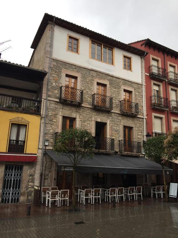 un edificio con mesas y sillas bajo la lluvia en Pensión San Pelayo 10, en Cangas de Onís
