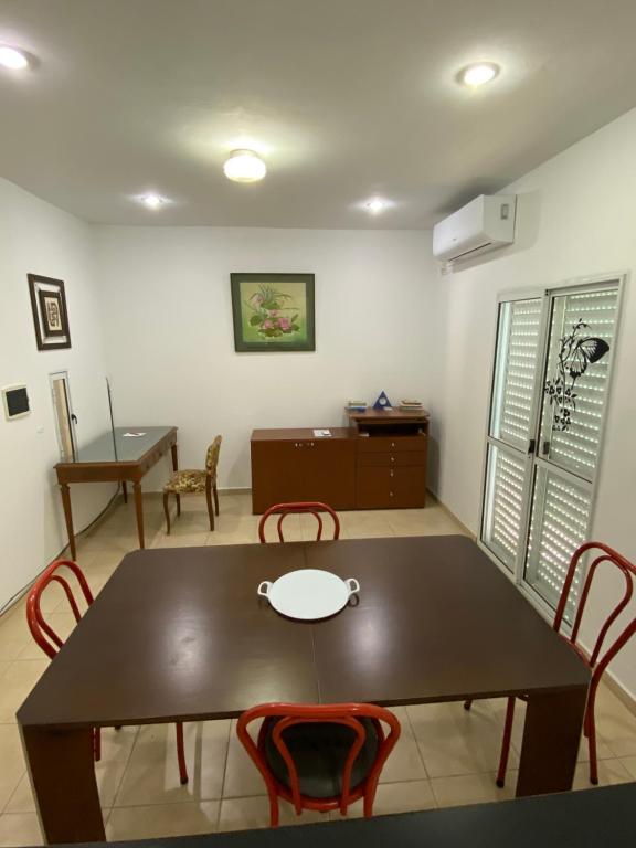 - une salle à manger avec une table et des chaises dans l'établissement Excelencia y ubicación, à Resistencia