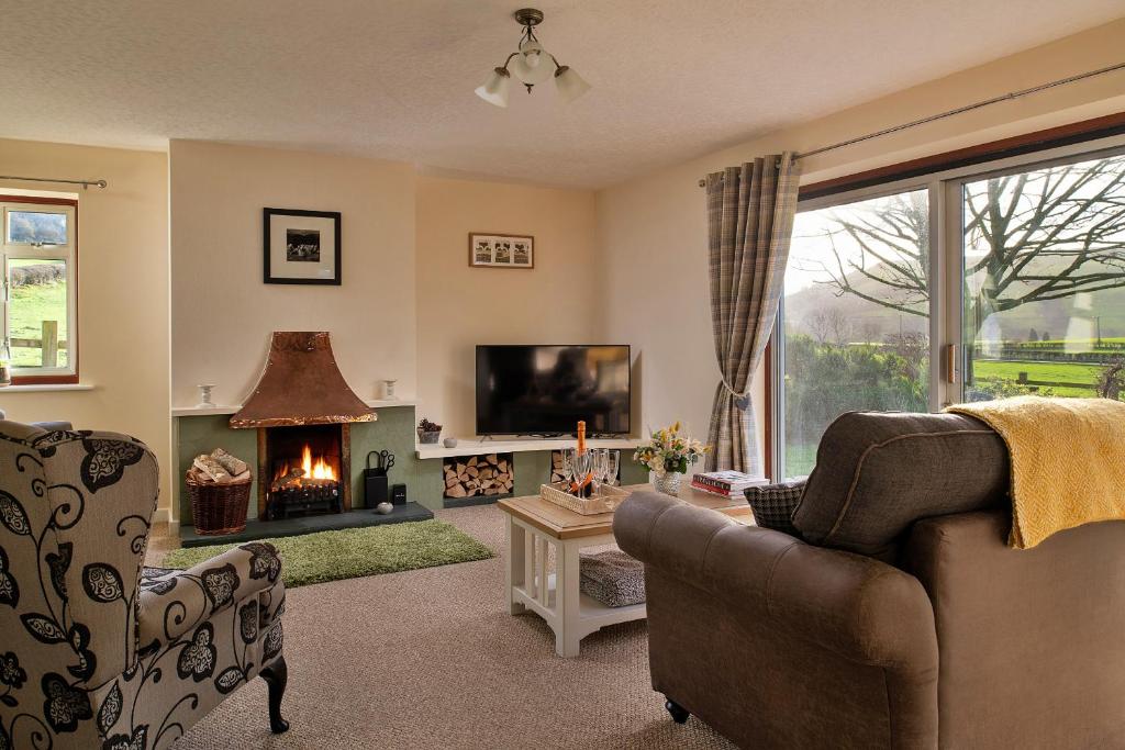 sala de estar con sofá y chimenea en Finest Retreats - Tan-Y-Dderwen, en Aberhafesp