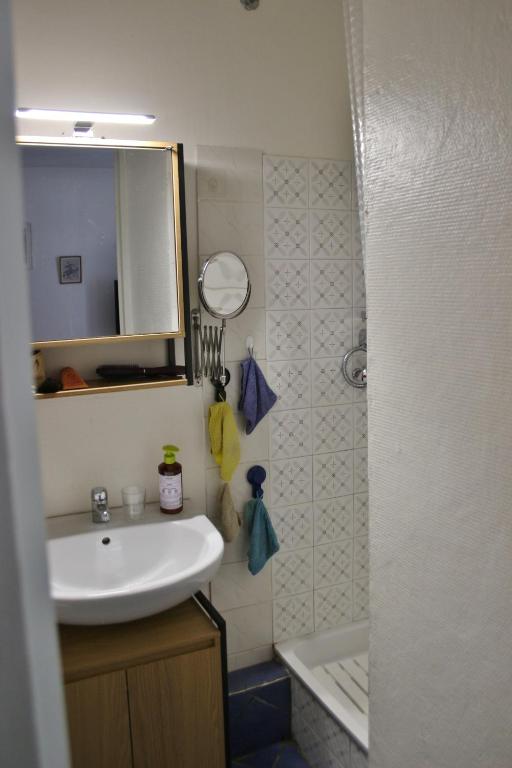 Łazienka w obiekcie Studio classé 2 étoiles à 5 minutes du centre ville et 10 des Thermes