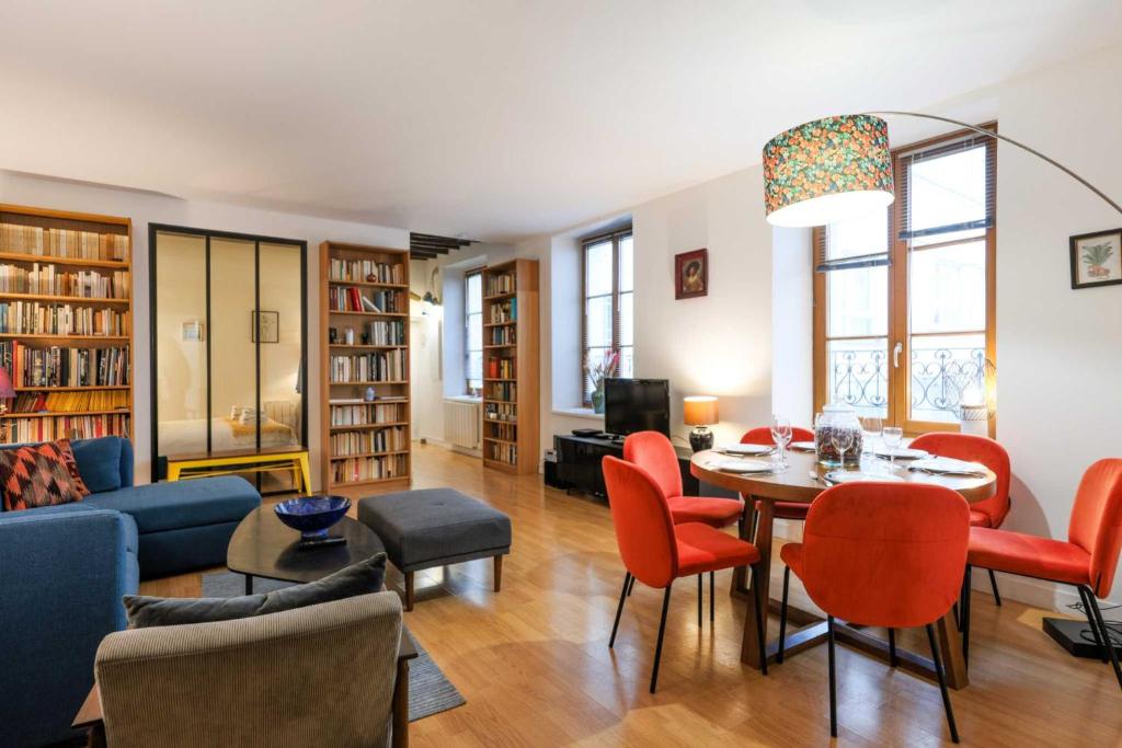 un salon avec une table et des chaises dans l'établissement Spacious apartment - 2BR-6P - Bastille, à Paris