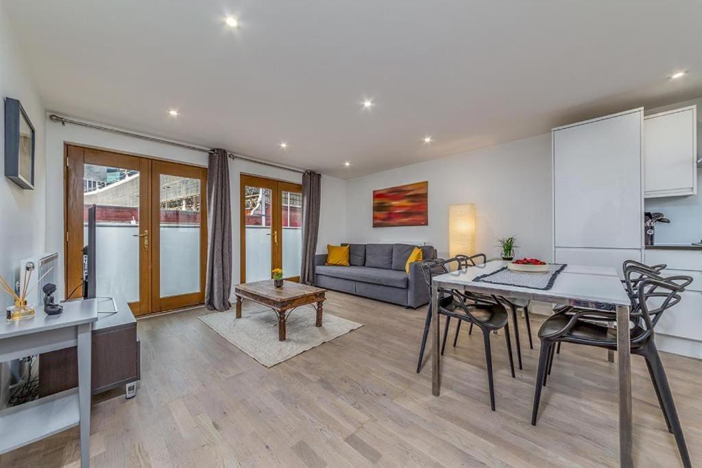 a living room with a table and a couch at Amazing 2 Bed Bath Flat with London Eye View LM7 in London