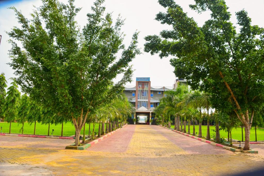 um edifício com árvores no meio de uma estrada em lake palace beach hotel em Bujumbura