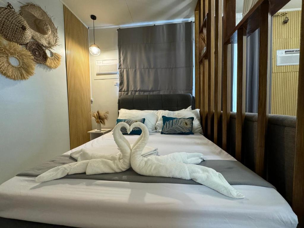 1 Bedroom Suite Condo with Balcony, Swimming Pool and Gym 5
