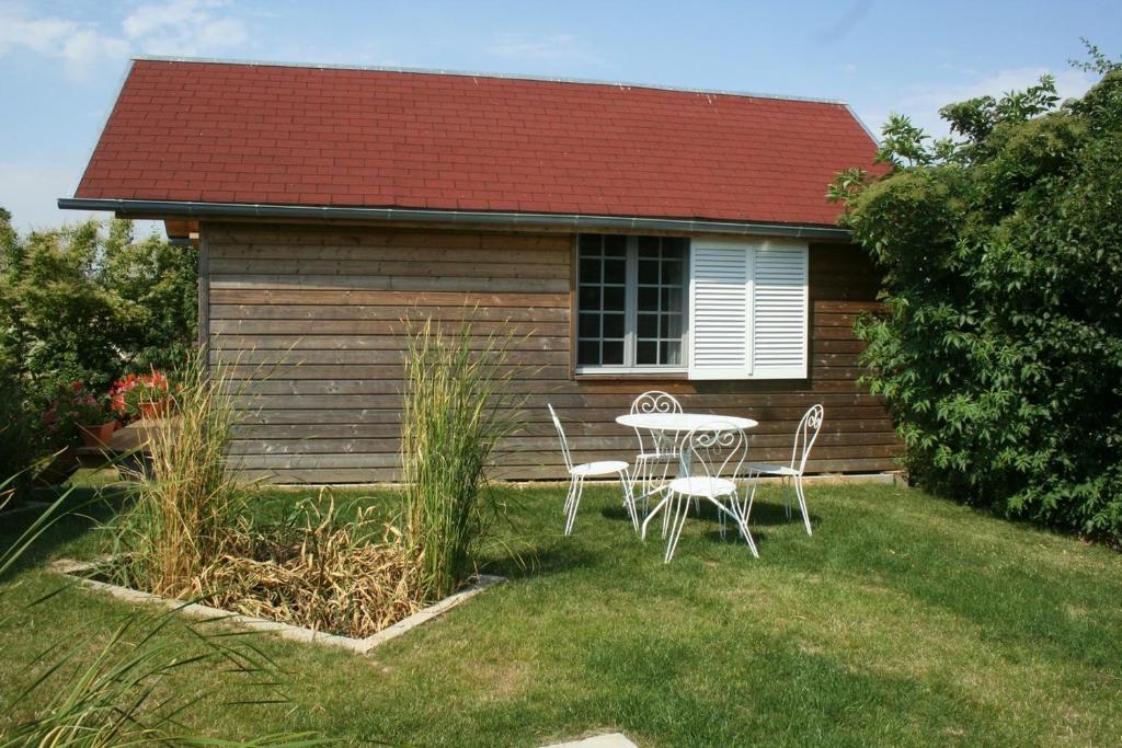 a table and chairs in the yard of a house at Chaledhote in Écurolles