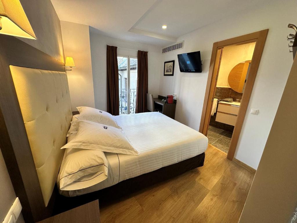 Postel nebo postele na pokoji v ubytování Antídoto Rooms Zocodover Check-in on line
