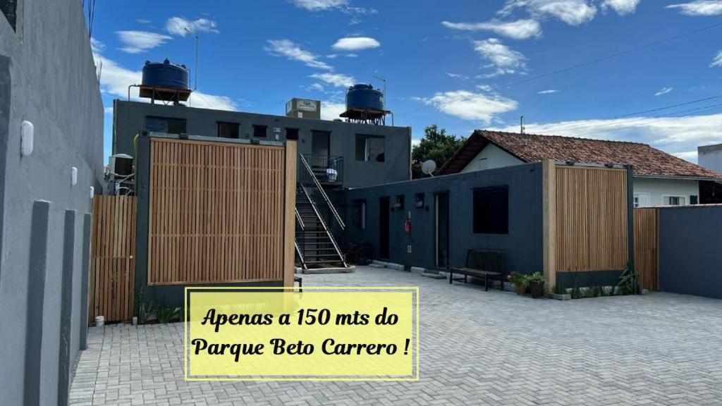 un letrero frente a una cerca con un edificio en Hospedagem Quinta do Correia, en Penha