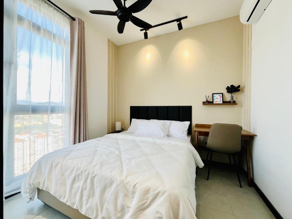 um quarto com uma cama, uma secretária e uma ventoinha de tecto em NEU Suites Cozy Minimalist#KLCC#2BR#Relax#Netflix em Kuala Lumpur