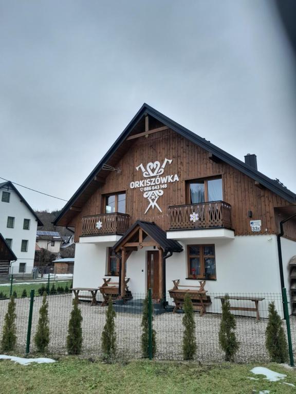 un grande edificio in legno con un balcone laterale di Orkiszówka a Szczawnica