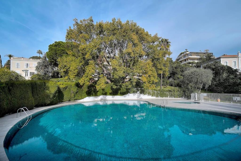 une grande piscine bleue dans une cour dans l'établissement Rocher Saint Georges spacieux 3P jardin piscine, à Cannes