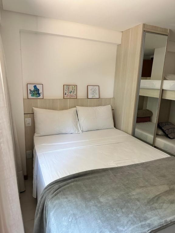 1 dormitorio con 1 cama grande y espejo en Barra Grande Exclusive Residence, en Maraú