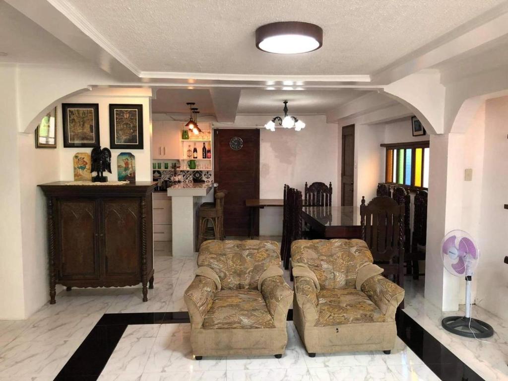 uma sala de estar com dois sofás e uma cozinha em Heart of Paete Laguna, Camarero Transient House em Paete