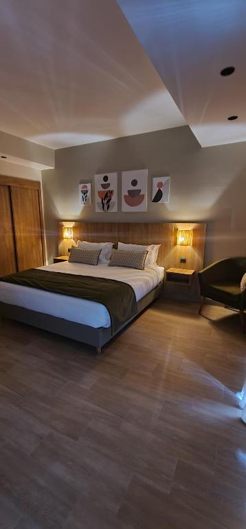 Postel nebo postele na pokoji v ubytování L'escale Hôtel & Spa By 7AV HOTELS