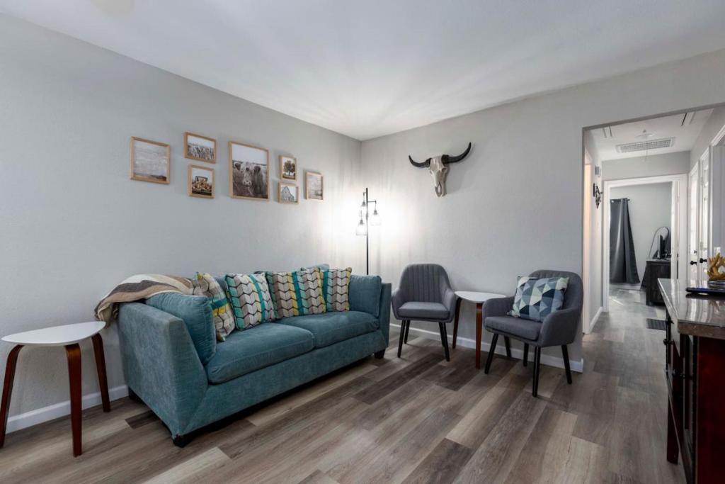 a living room with a blue couch and a table at Family and Dog Friendly Retreat in Arlington