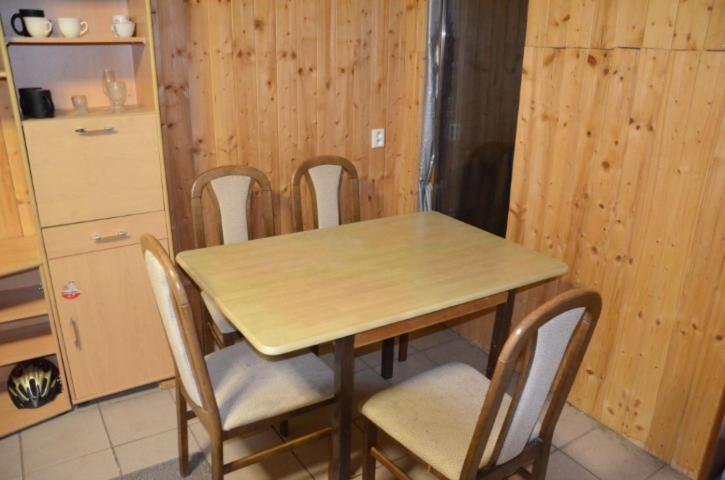 uma mesa de madeira e cadeiras numa cozinha em Ubytování Česká Skalice em Česká Skalice
