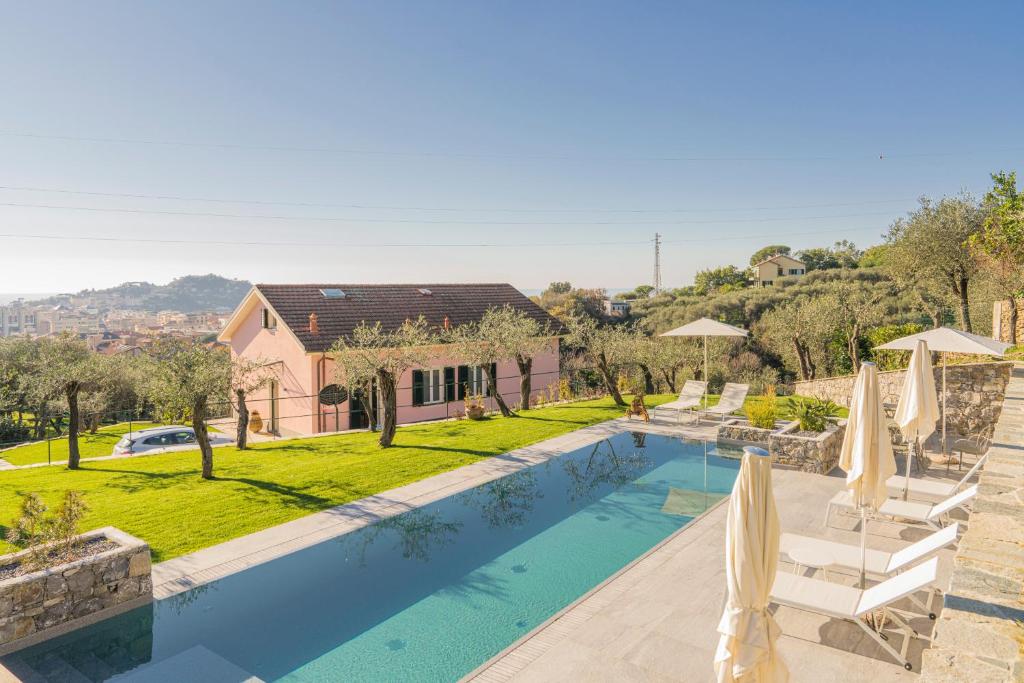 塞斯特里萊萬泰的住宿－Villa Chicchi - Sestri Levante，一座带游泳池和房子的别墅