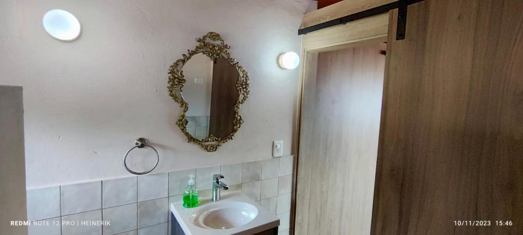 Un baño de My Suite with views of Cali