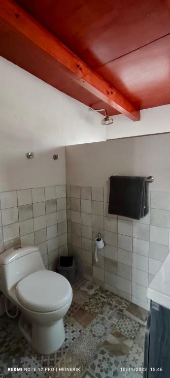 Un baño de My Suite with views of Cali