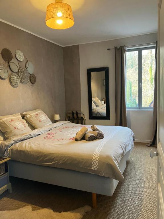 sypialnia z dużym łóżkiem i lustrem w obiekcie Moon River w mieście Saint-Junien