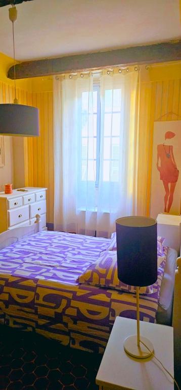 Een bed of bedden in een kamer bij Heart of Vieux Nice Beach &amp; Saleya