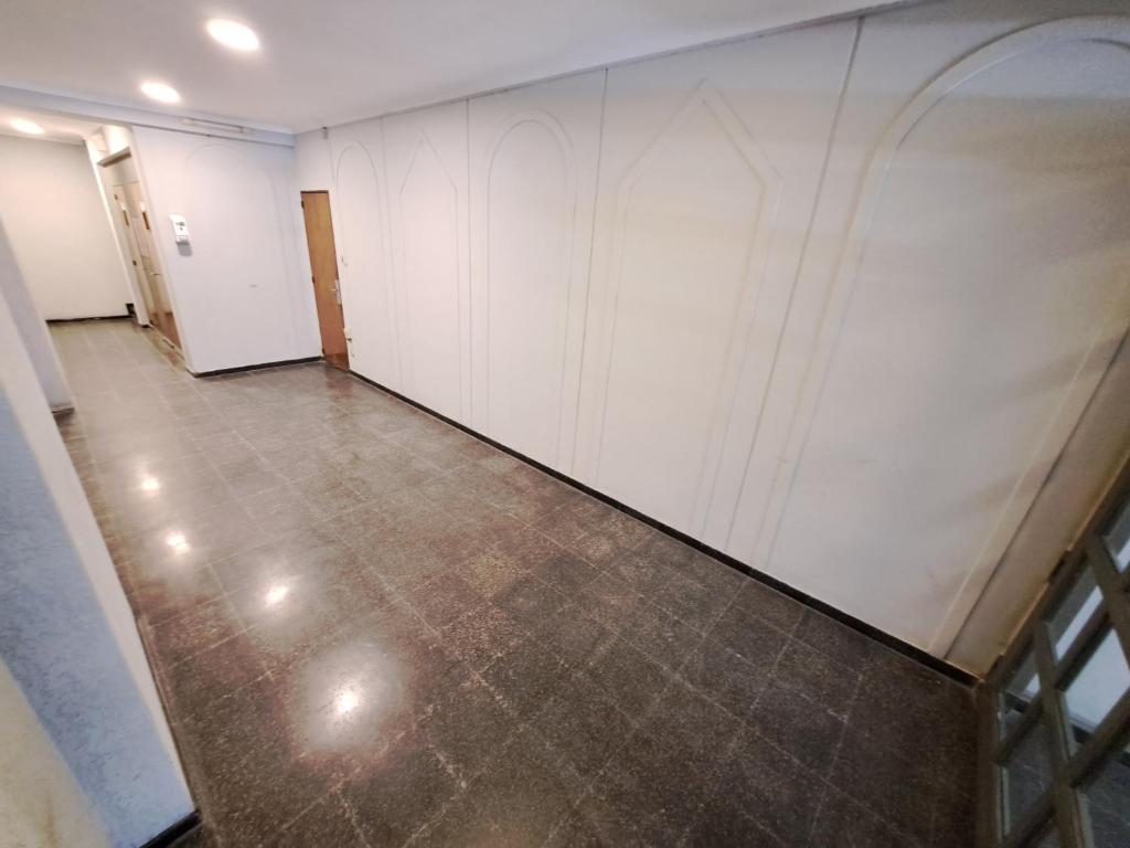 Habitación vacía con pared blanca y suelo de baldosa. en Departamento de categoria totalmente equipado zona plaza Colon Cañada en Córdoba