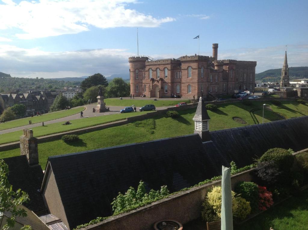 vista su un castello dal giardino di una casa di Floras View a Inverness
