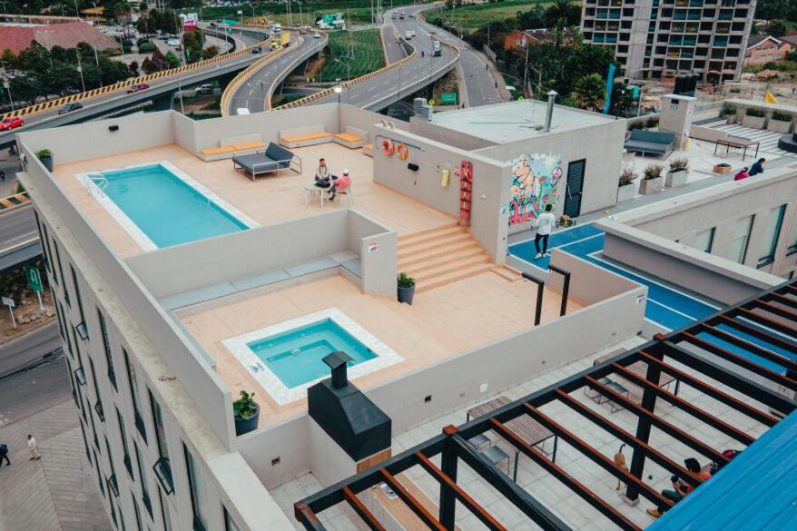 widok na budynek z basenem w obiekcie UMA Suites Chia w mieście Chía