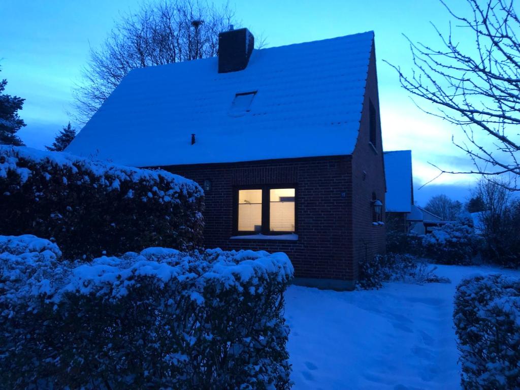 a house with a window in the snow at Ferienhaus Meldorf an der Nordsee in Meldorf