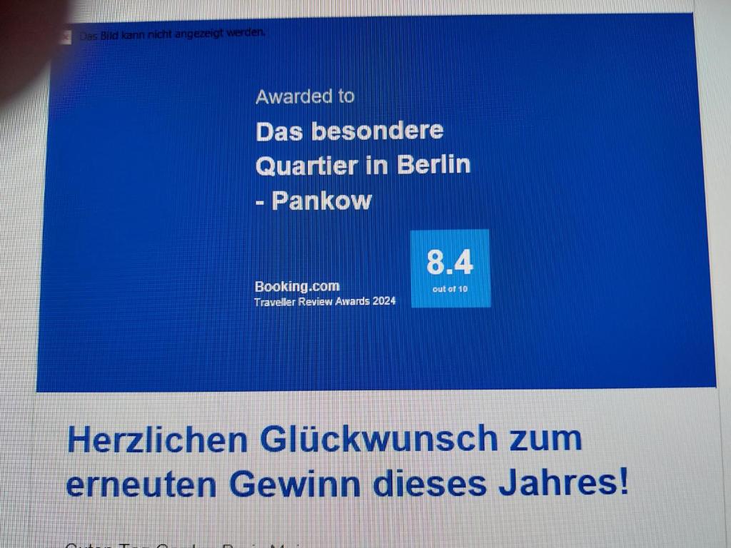 een schermafdruk van een scherm met een bord voor een website bij Das besondere Quartier in Berlin - Pankow in Berlijn
