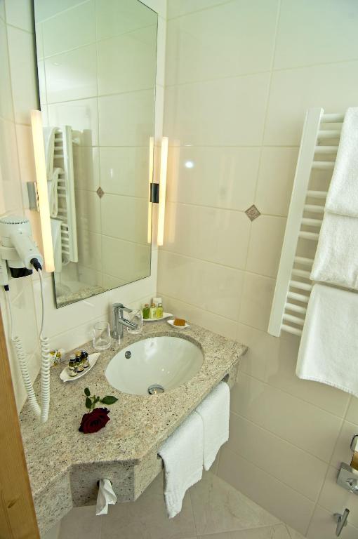 Hotel Alpenhof - ruhige Wohlfühloase zwischen München, dem Fünf-Seenland und den Bergen, in S-Bahnnähe - Single Room
