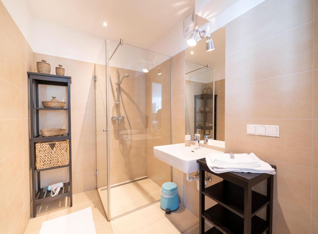 A bathroom at easy flat Margareten Apartments