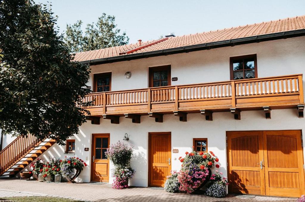 ein Gebäude mit Balkon darüber in der Unterkunft Ferienwohnung Stuiber in Haarbach