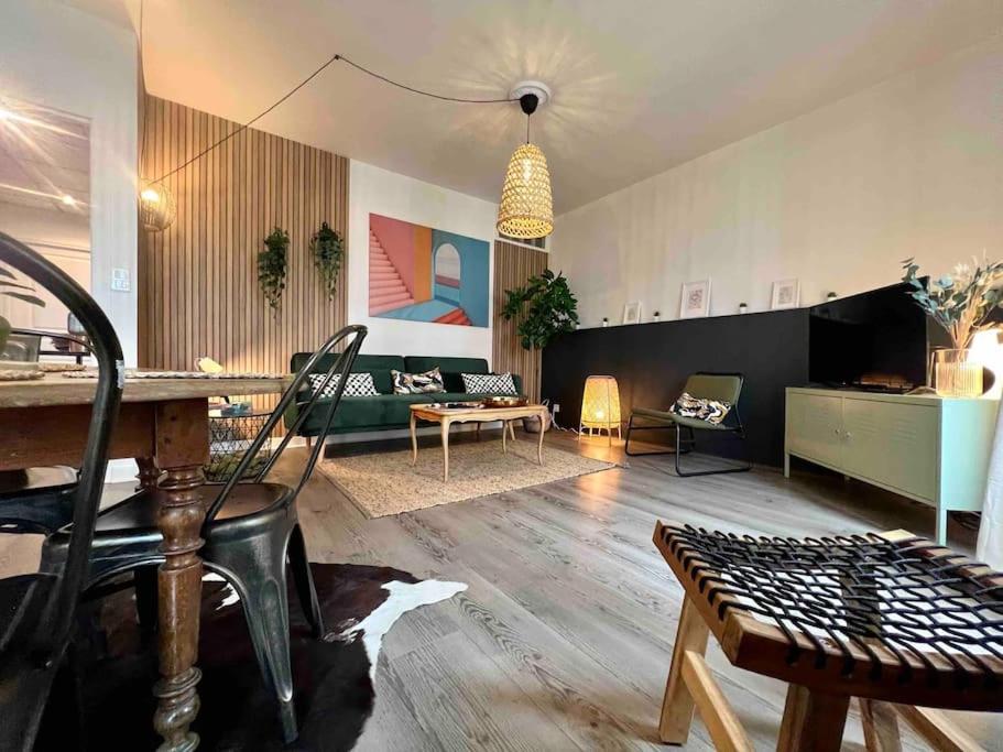 un salon avec un canapé et une table dans l'établissement Appartement Rénové / 7prsn / Proche gare viotte, à Besançon
