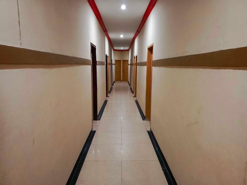 a corridor of an empty hallway with a long aisle at OYO 93299 Homestay Aqsa in Kendari