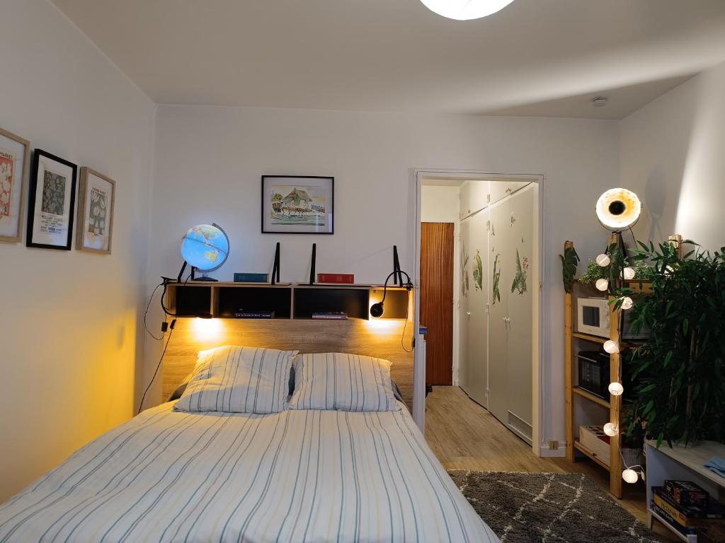 ein Schlafzimmer mit einem großen Bett in einem Zimmer in der Unterkunft Les-Hauts-de-Montrichard-Nid douillet ! in Montrichard