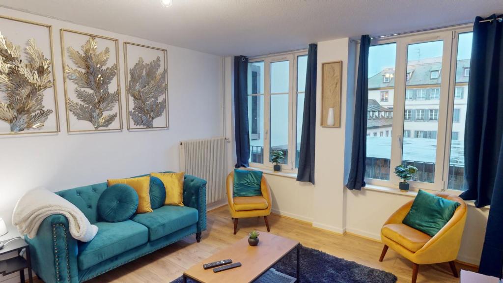 un salon avec un canapé bleu et deux chaises dans l'établissement Bail Mobilité Rue du 22 Novembre, à Strasbourg