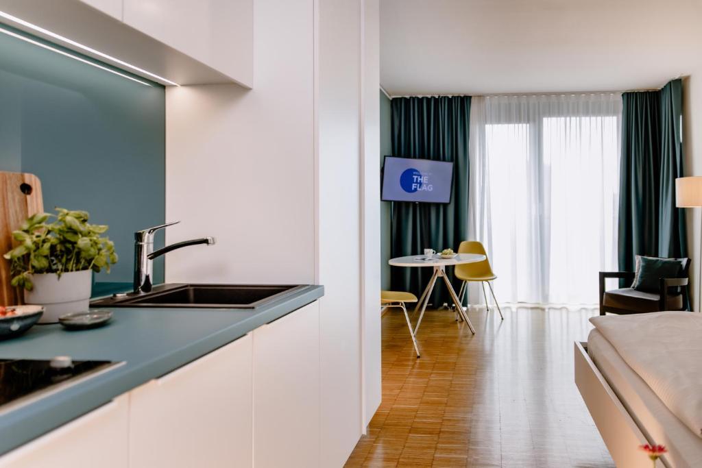 THE FLAG München M. - Resim 16