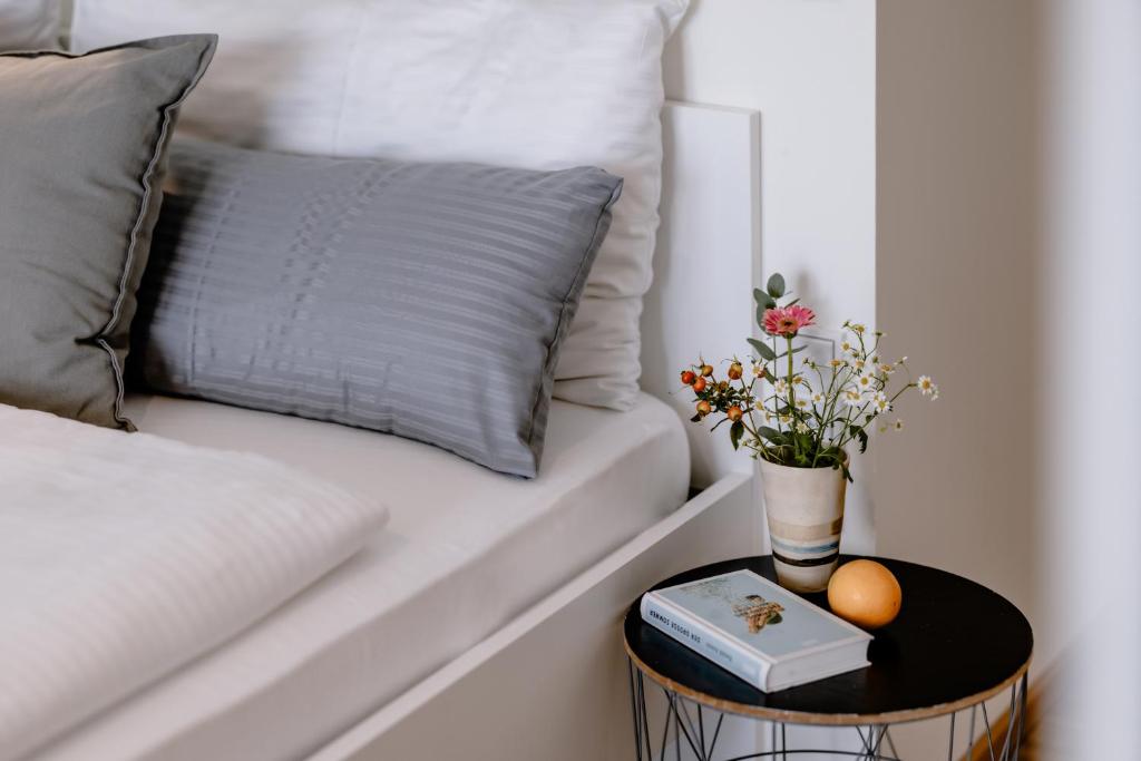 THE FLAG München M. - Resim 8