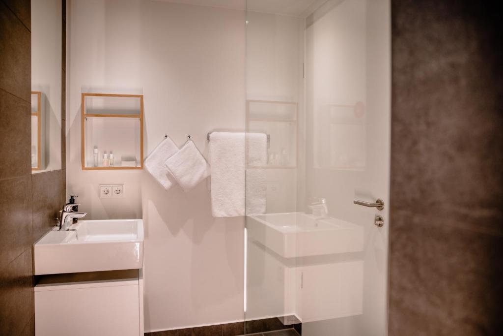 THE FLAG München M. - Resim 3