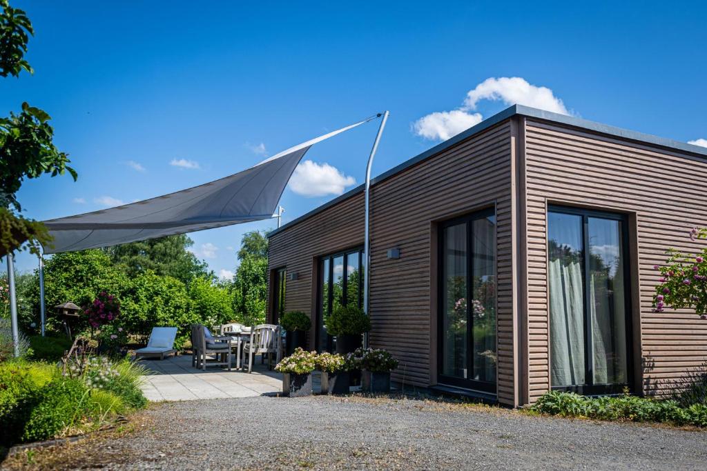 ein Holzhaus mit einer Largeophe in der Unterkunft Deine Genuss-Auszeit in Asendorf