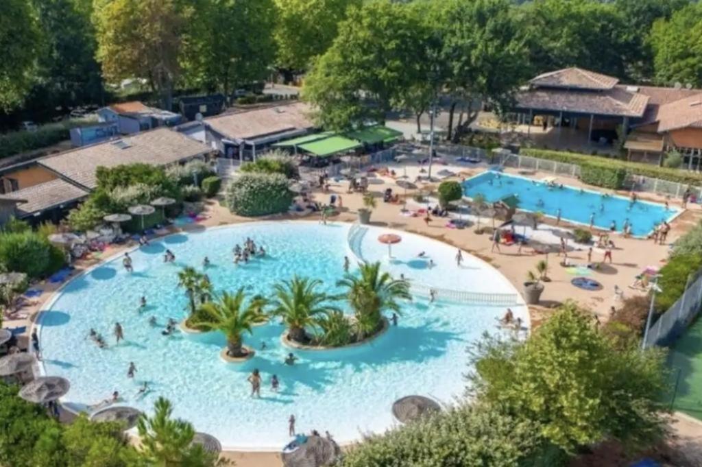 una vista sull'ampia piscina di un resort di MOBIL-HOME 3 CHAMBRES LA TESTE DE BUCH a La Teste-de-Buch
