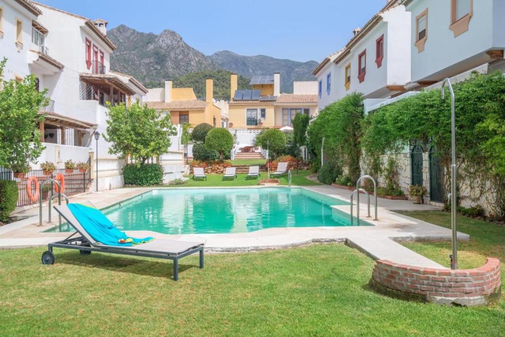 una piscina en un patio con una silla junto a un edificio en Luxury DelMare Marbella Pool Family Only, en Marbella