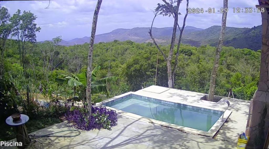 einen Pool mit Bergblick in der Unterkunft Villa Mazza in Mulungu