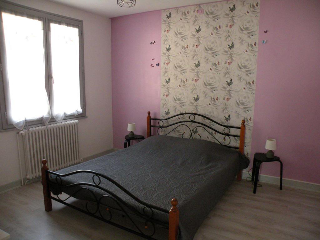 Posteľ alebo postele v izbe v ubytovaní Tulipe, appartement 5 personnes, entre Sancy et Volcans d'Auvergne